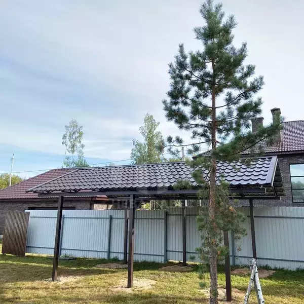 металлический навес с двускатной кровлей из коричневой металлочерепицы