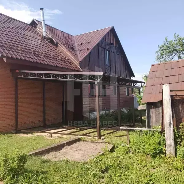 навес с односкатной крышей из металлочерепицы