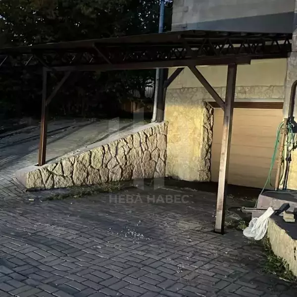 навес для дома с крышей из сотового поликарбоната