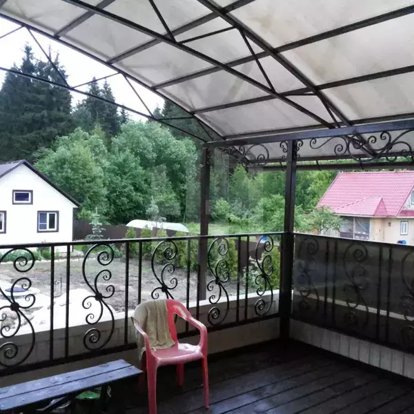 полуарочный дачный навес с кровлей из монолитного поликарбоната